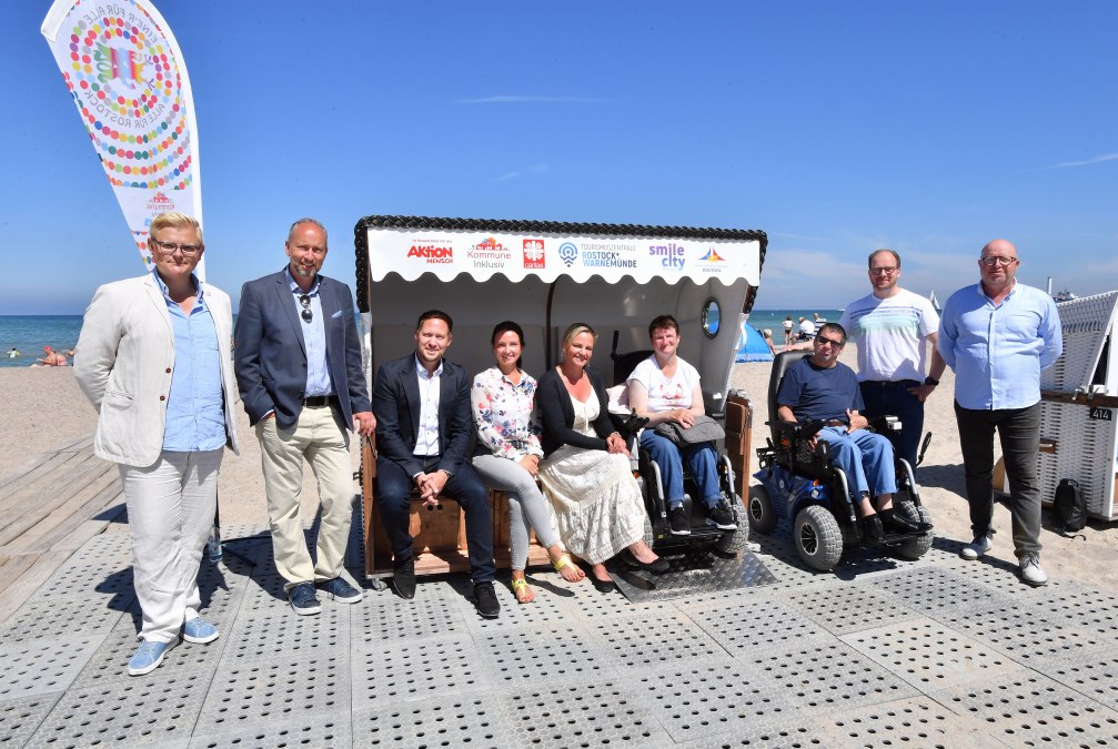 Accessible beach chair at beach access no. 10, © Joachim Kloock Accessible beach chair at beach access no. 10, © Joachim Kloock