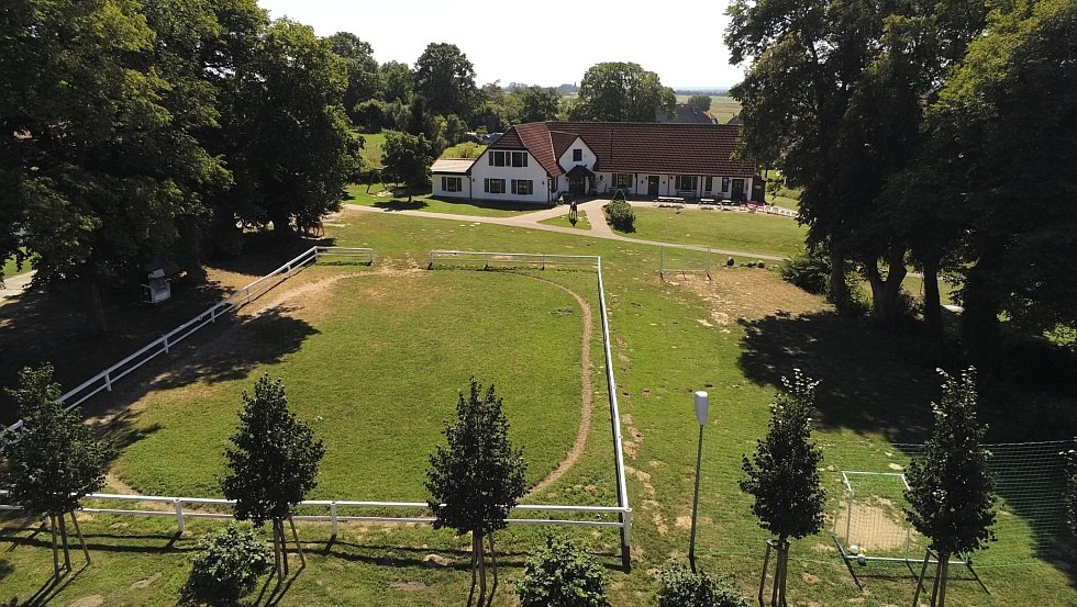 Manege incl. Voetbalveld en kinderhotel, © Alte Schule Barlin