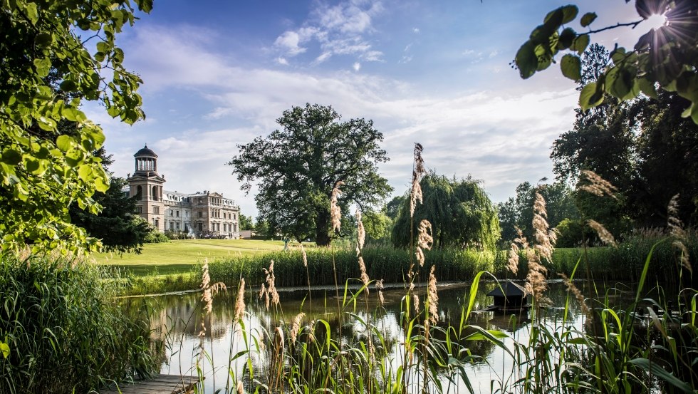 Zamek Kaarz jest malowniczo położony na niewielkim wzniesieniu nad rzeką // &copy; MV-T/von Stengel