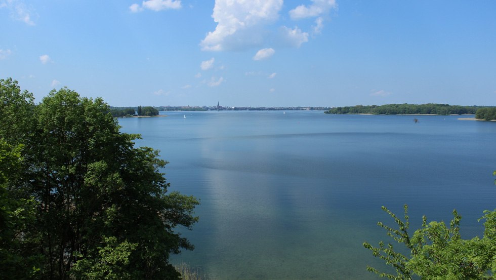 Widok na kąpielisko i panoramę Schwerina z zamku Reppin, © Stadtmarketing GmbH Schwerin, Foto Cornelia Böttcher
