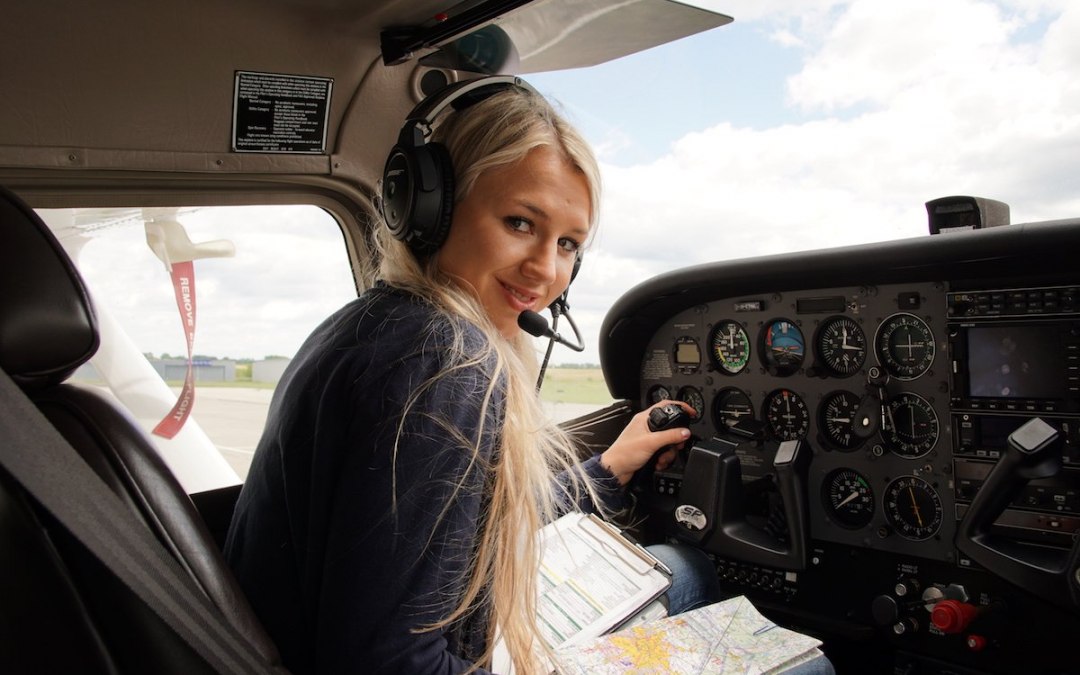 Uczeń-pilot podczas szkolenia w kokpicie, © ostseeflug.com