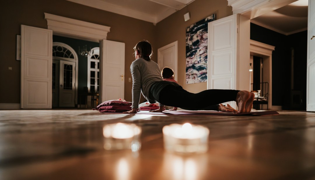 Yoga in de ontspannen sfeer van het landhuis Pohnstorf - rust en mindfulness in harmonie met de historische ambiance en het gezellige kaarslicht.