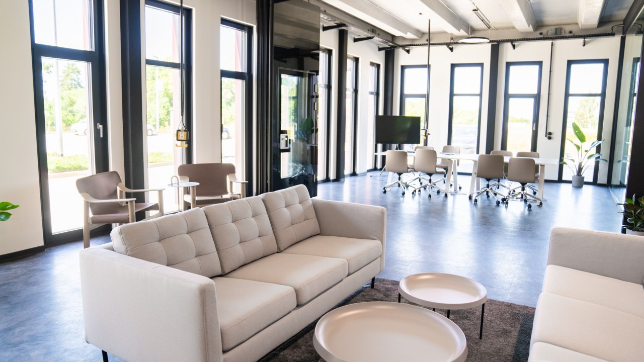 Working in the lounge or meeting room... // &copy; Linus M&ouml;ck