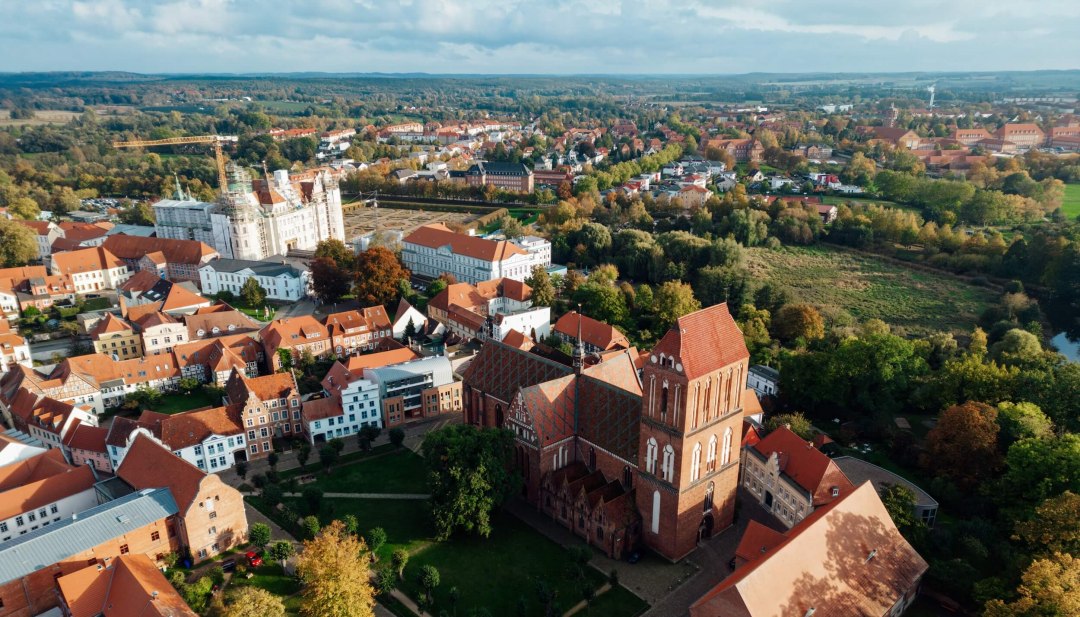 G&uuml;strow Castle and the cathedral from the air - Barlachstadt G&uuml;strow