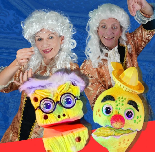 Eine Frau und ein Mann in kaiserlichen Kostümen und mit weißer barocker Perücke halten nicht durchsichtige Kleidung hoch. // © Theater Phoebus Eine Frau und ein Mann in kaiserlichen Kostümen und mit weißer barocker Perücke halten nicht durchsichtige Kleidung hoch. // © Theater Phoebus