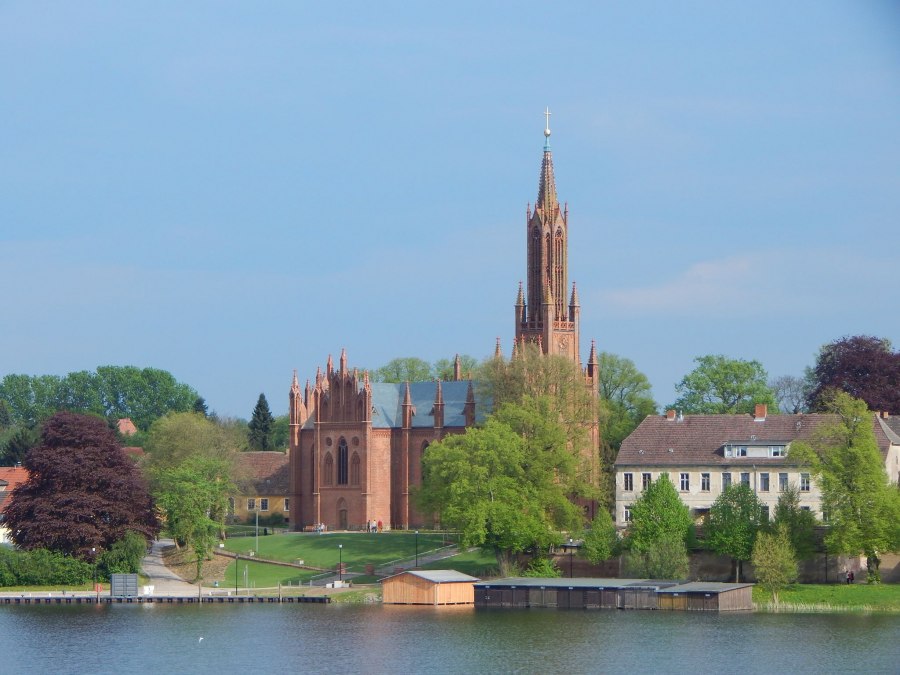 Kościół klasztorny - widok na wodę, © Kathleen Stutz