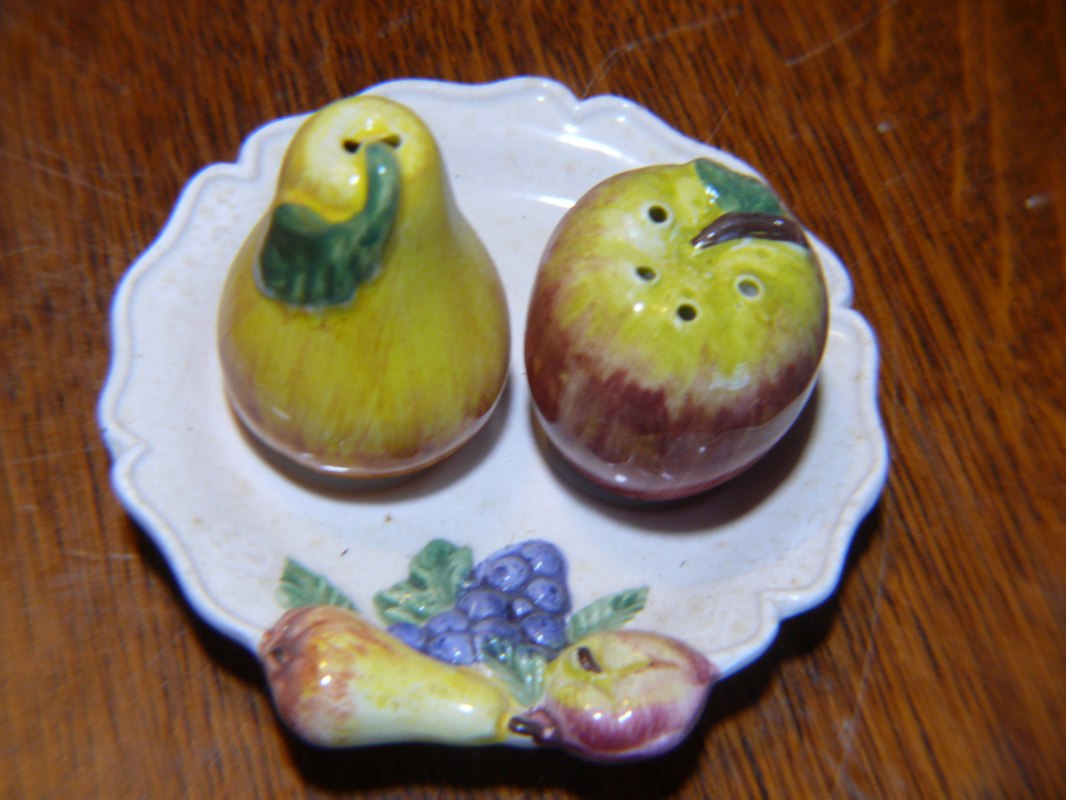 Fruit salt and pepper shaker // © Peter Ramsch Fruit salt and pepper shaker // © Peter Ramsch