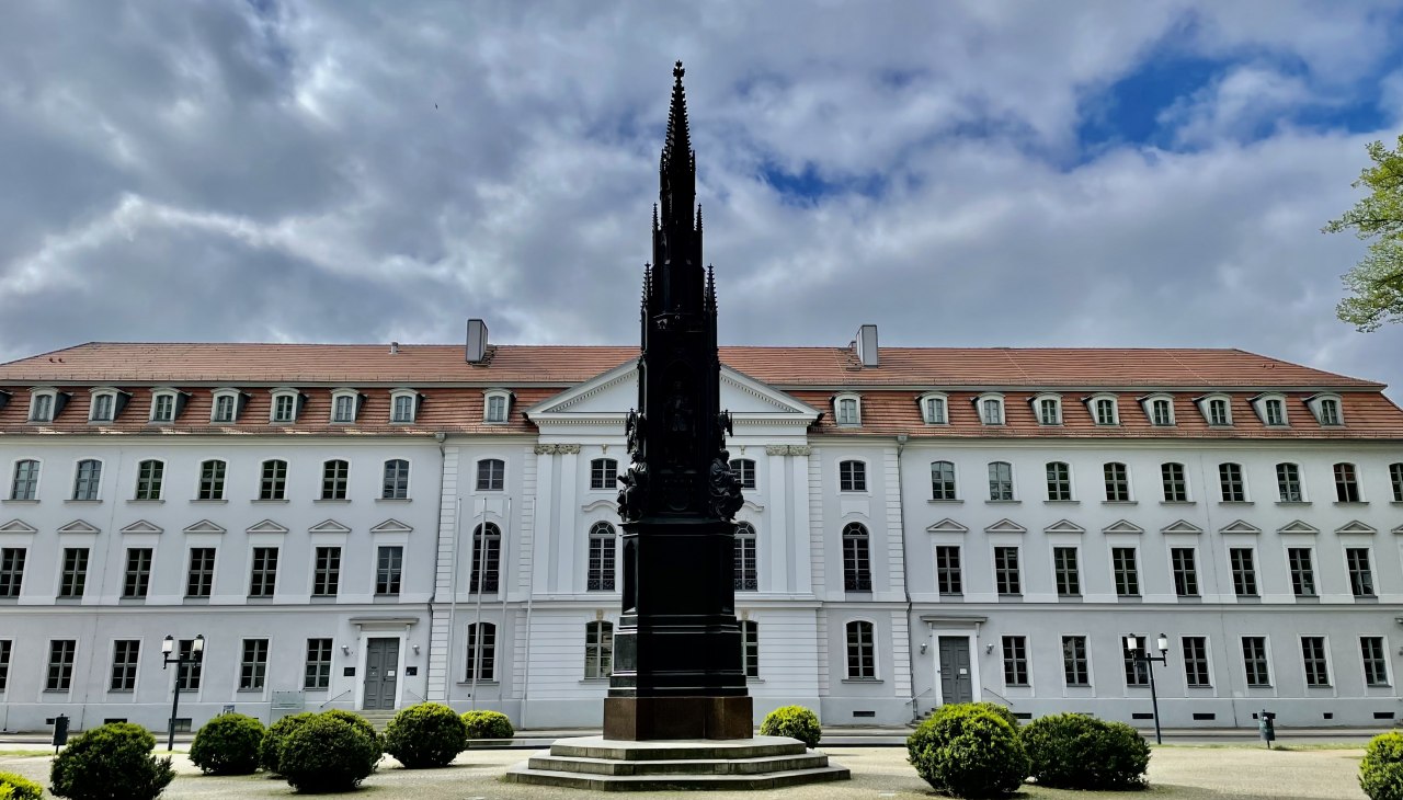 The University of Greifswald with the Rubenow Monument., © Gudrun Koch