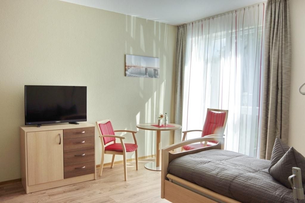 Gezellige kamer in het zorghotel // © Wohlfahrtseinrichtung der Hansestadt Stralsund gGmbH Gezellige kamer in het zorghotel // © Wohlfahrtseinrichtung der Hansestadt Stralsund gGmbH