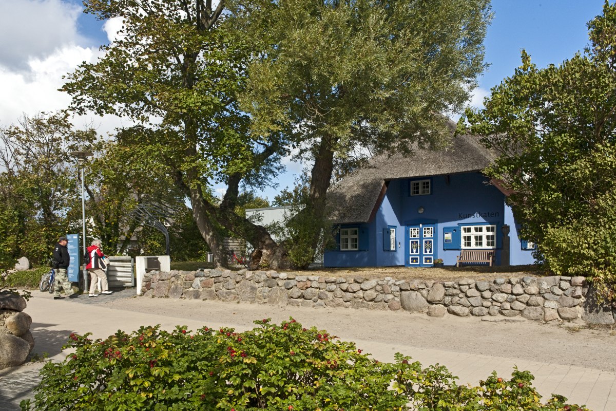 Uitzicht op de Kunstkaten met veel voorgrond, © Kurverwaltung Ahrenshoop/voigt & kranz UG, Prerow Uitzicht op de Kunstkaten met veel voorgrond, © Kurverwaltung Ahrenshoop/voigt & kranz UG, Prerow