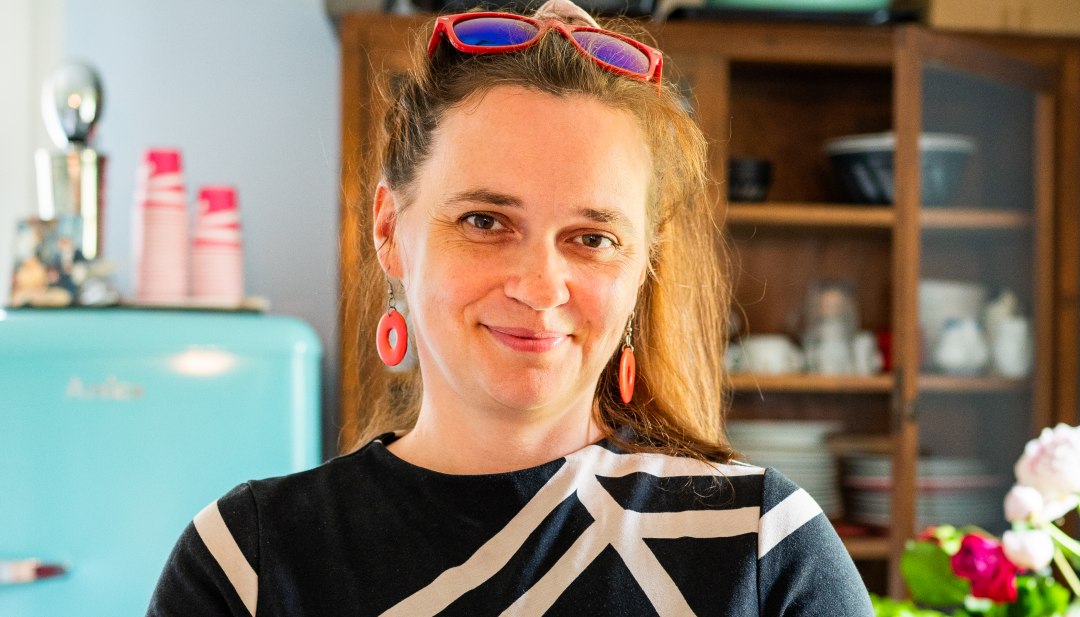 De ronde Bundt cake is de specialiteit van Claudia Drossert. Ze bakt er elke dag minstens twee voor haar galeriecafé op het eiland Poel., © TMV/Tiemann Portret - De ronde Bundt cake is de specialiteit van Claudia Drossert. Ze bakt er elke dag minstens twee voor haar galeriecafé op het eiland Poel.