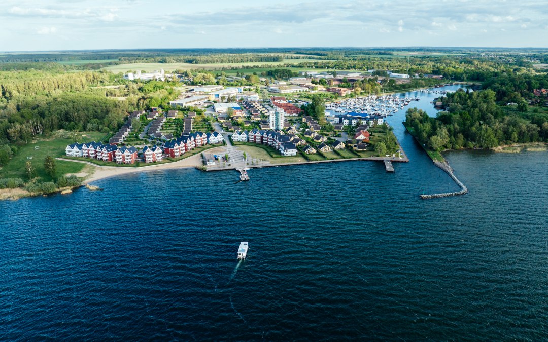 Hafendorf Müritz Kuhnle Hafen Hausboot_1, © TMV/Gänsicke