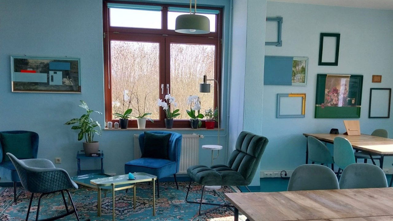 Flexibele werkplek met woonkamerhoek // © hubmueritz Flexibele werkplek met woonkamerhoek // © hubmueritz
