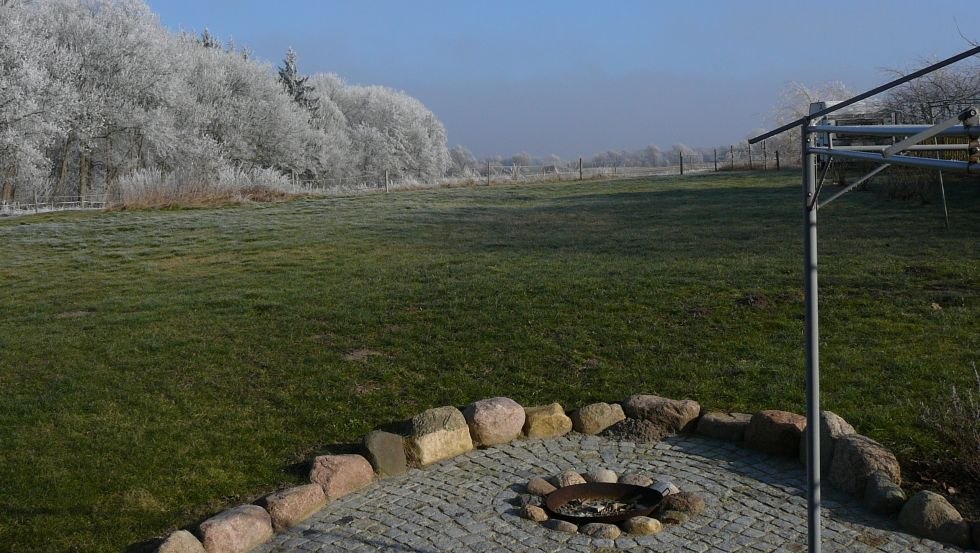 Widok na ogr&oacute;d z kominkiem // &copy; Eva-Maria Lamprecht