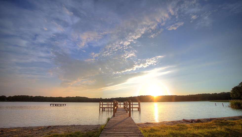 Zwemparadijs met steiger, zwemplateaus en ligweide direct in het Mirow vakantiepark., © Ferienpark Mirow GmbH Zwemparadijs met steiger, zwemplateaus en ligweide direct in het Mirow vakantiepark., © Ferienpark Mirow GmbH