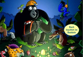 Excerpt from the book cover: a gorilla sits in the jungle at night wearing an orange sleeping cap. Next to him is a leopard with a pacifier, a kangaroo, a snake and other animals., © Stadtbibliothek Stralsund Excerpt from the book cover: a gorilla sits in the jungle at night wearing an orange sleeping cap. Next to him is a leopard with a pacifier, a kangaroo, a snake and other animals., © Stadtbibliothek Stralsund
