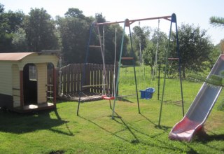 Plac zabaw z domkiem, piaskownicą, huśtawką i zjeżdżalnią // © Richter Plac zabaw z domkiem, piaskownicą, huśtawką i zjeżdżalnią // © Richter
