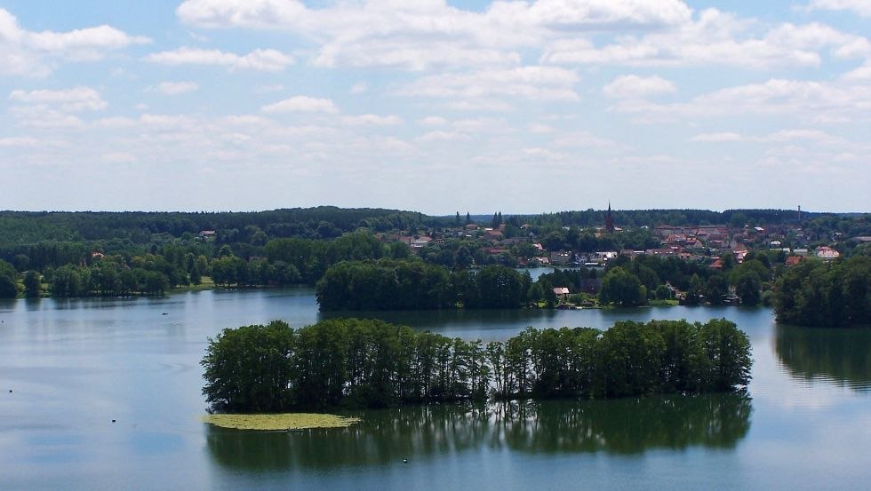 Widok na jezioro Feldberger Haussee z g&oacute;ry Reiherberg // &copy; Kurverwaltung Feldberger Seenlandschaft