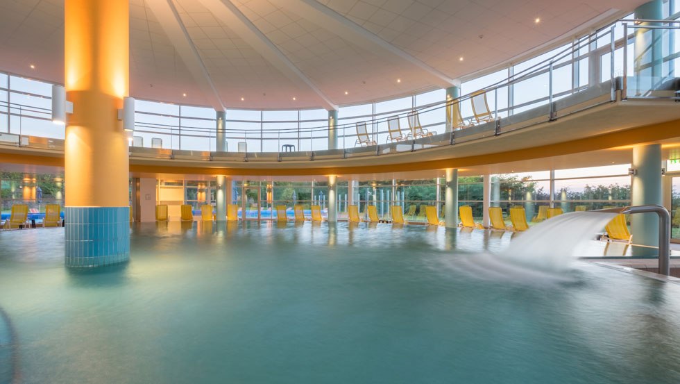 Ruim zwembadgedeelte met whirlpool en zonnegalerij // © Kurzentrum Waren (Müritz) Ruim zwembadgedeelte met whirlpool en zonnegalerij // © Kurzentrum Waren (Müritz)