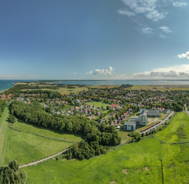 Die Apartmentanlage „Zwei Wasser“ – Das Zuhause an der Ostsee im idyllischen Ostseebad Wustrow auf dem Darß // © K&K Ferienimmobilien GmbH & Co.KG Die Apartmentanlage „Zwei Wasser“ – Das Zuhause an der Ostsee im idyllischen Ostseebad Wustrow auf dem Darß // © K&K Ferienimmobilien GmbH & Co.KG