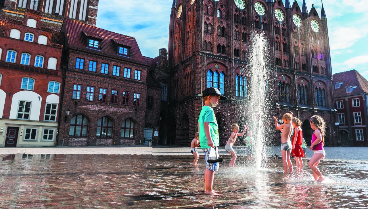 Children in front of Stralsund city hall, © hartdirection.de