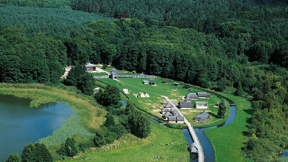 In het openluchtmuseum Groß Raden, te midden van de Sternberger meren, de cultuur van de Slavische stammen van dichtbij beleven // © MV-T/Werk3 In het openluchtmuseum Groß Raden, te midden van de Sternberger meren, de cultuur van de Slavische stammen van dichtbij beleven // © MV-T/Werk3