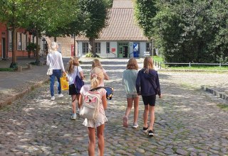 Die Kinder sind auf dem Weg, das n&auml;chste R&auml;tsel auf ihrem Tablet zu l&ouml;sen und etwas &uuml;ber Rostock zu erfahren // &copy; JSB e. V.