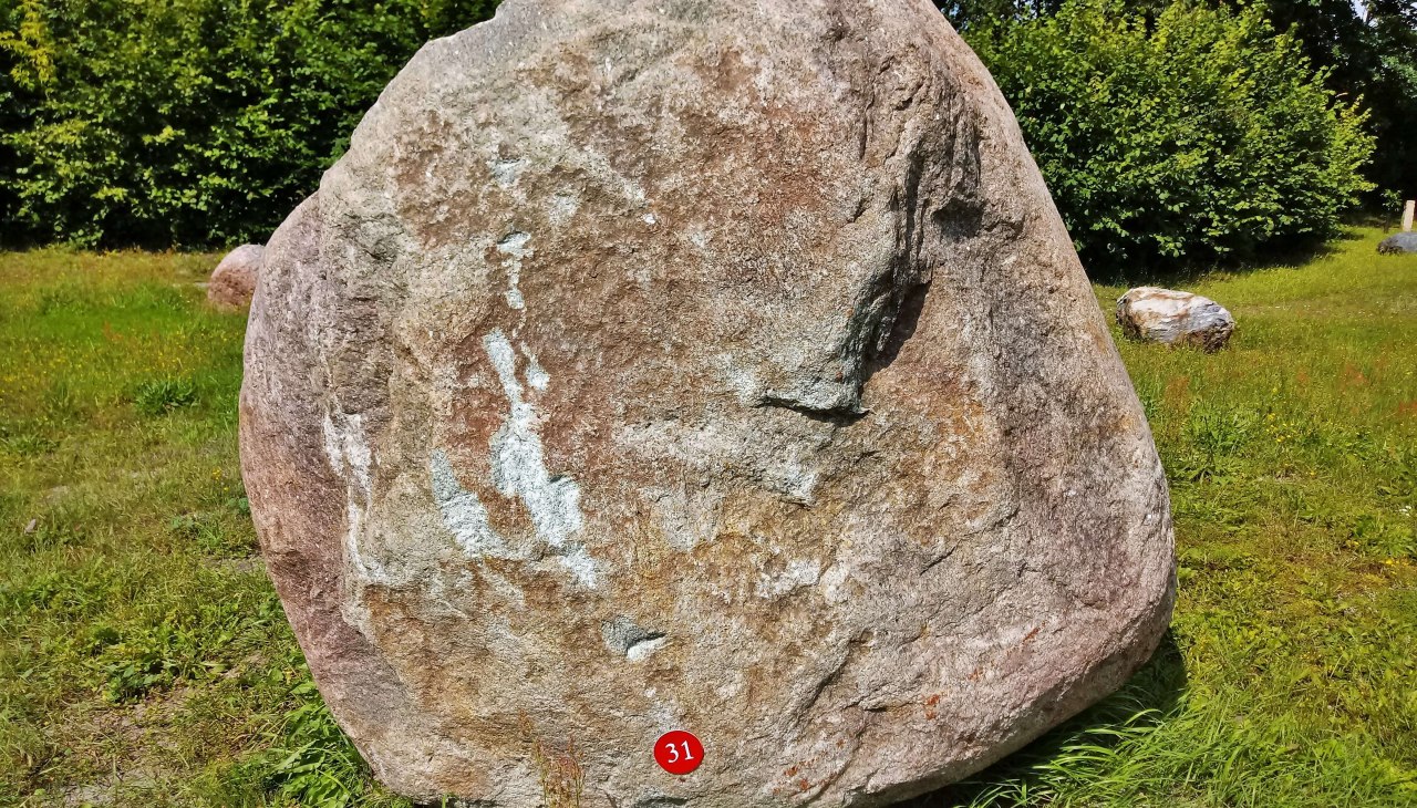 18-tonowy granitowy głaz jest centralnym punktem ogrodu głazów., © Wolfgang Mamat 18-tonowy granitowy głaz jest centralnym punktem ogrodu głazów., © Wolfgang Mamat