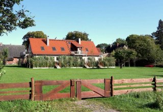 Moderne vakantiewoningen met uitzicht op het meer, veel ruimte op het grote grasveld voor het huis, © northtours, Krämer, Duklau
