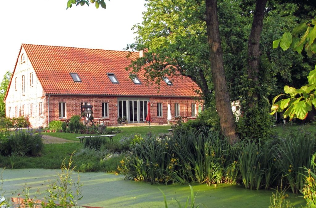 Bakstenen schuur met vijver, © Cornelia von Uckro