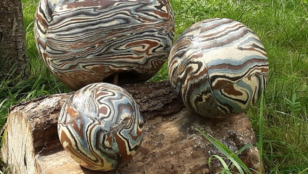 Ballen met een diameter van 40, 25 en 20 cm gemaakt van gemarmerde klei, © Regina Lüdecke Ballen met een diameter van 40, 25 en 20 cm gemaakt van gemarmerde klei, © Regina Lüdecke