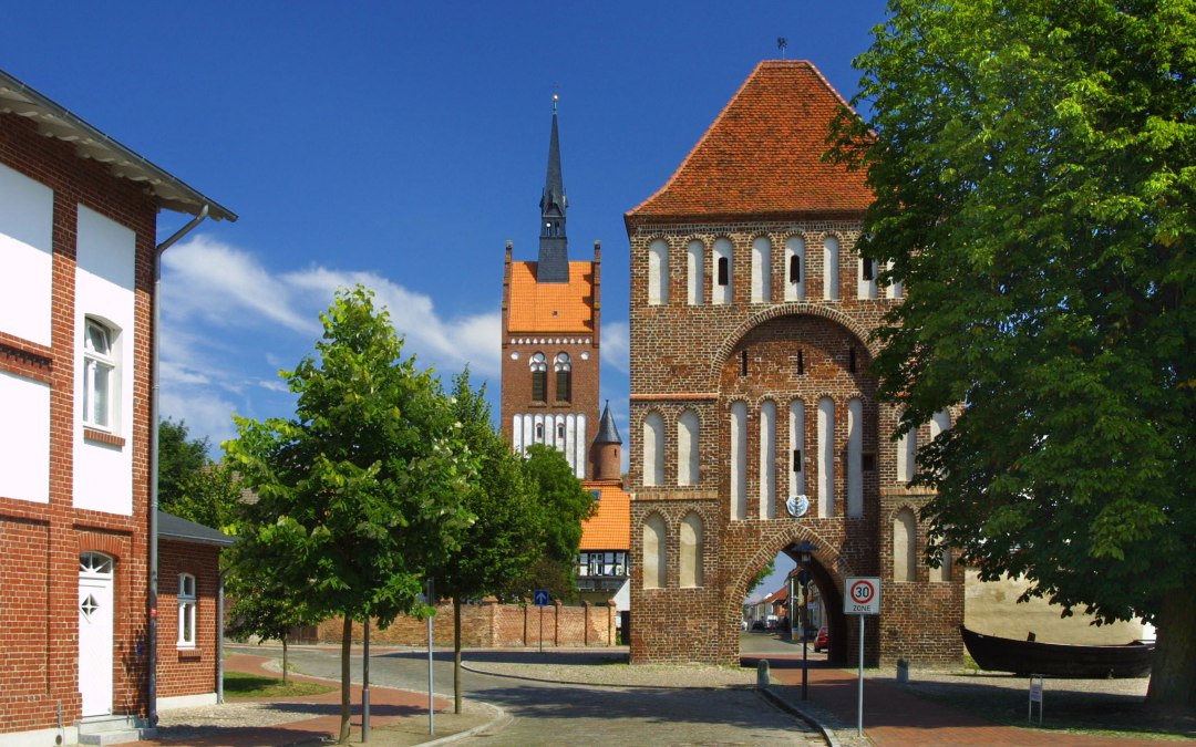 Usedom stadspoort met museum en kerk, © Stadtinformation Usedom