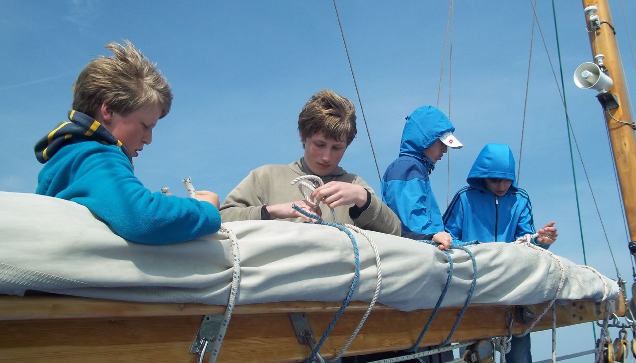 Młodzi ludzie w chart house, pakujący grot, © Mirko Niebuhr 2017