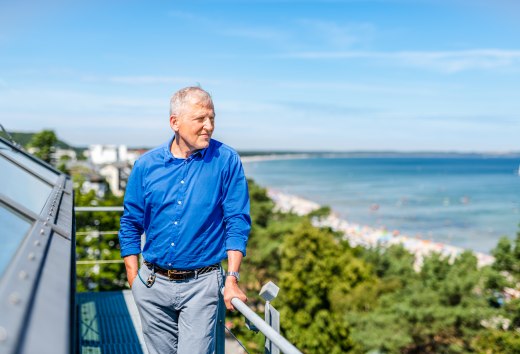 Wolfgang Schewe staat op het dak van het Hotel am Meer op het eiland Rügen en kijkt uit over de Baltische Zee.