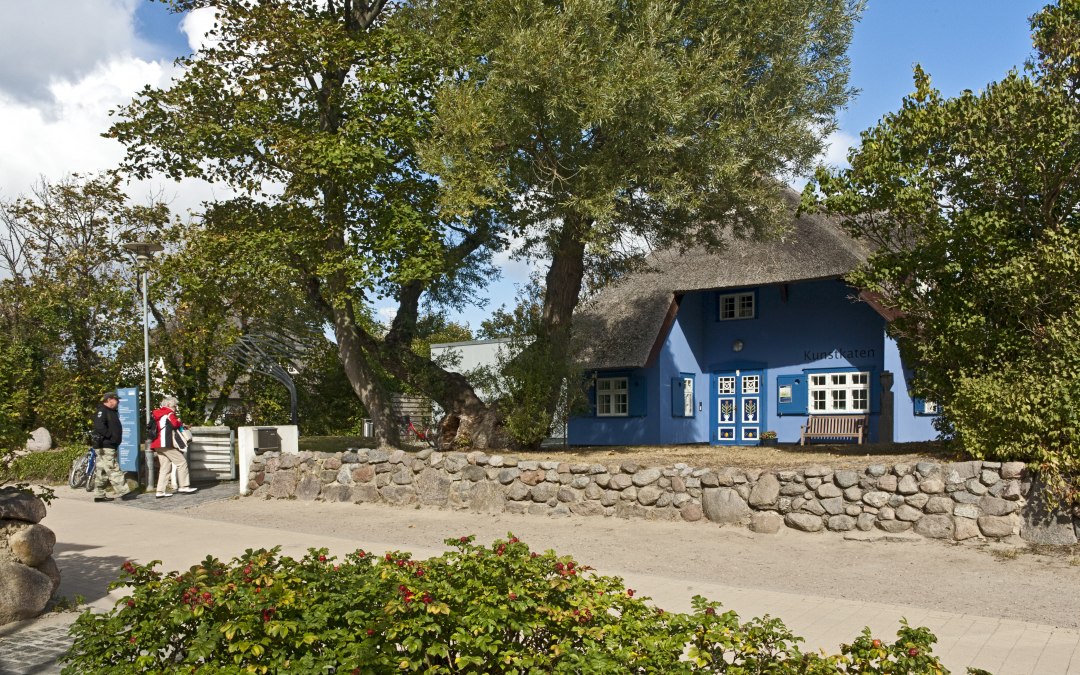 Uitzicht op de Kunstkaten met veel voorgrond, © Kurverwaltung Ahrenshoop/voigt & kranz UG, Prerow