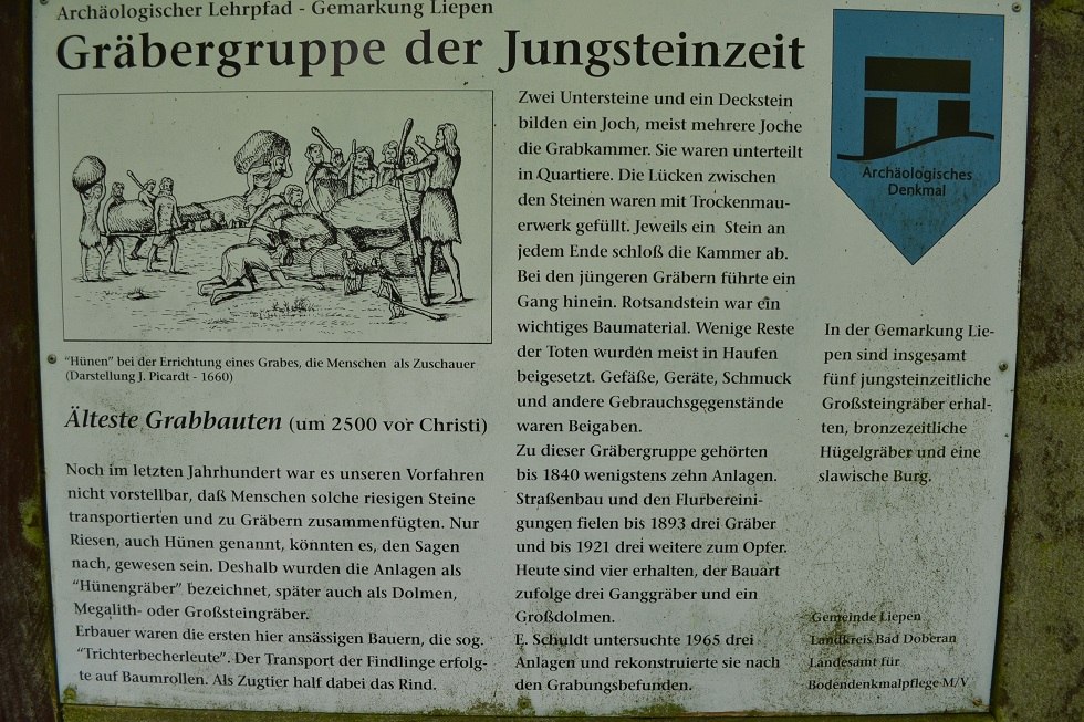 Zdjęcie tablicy informacyjnej o megalitycznych grobowcach w pobliżu Liepen, © Lutz Werner