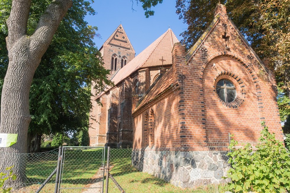 De kerk is een fraai vormgegeven bakstenen gebouw., © Frank Burger