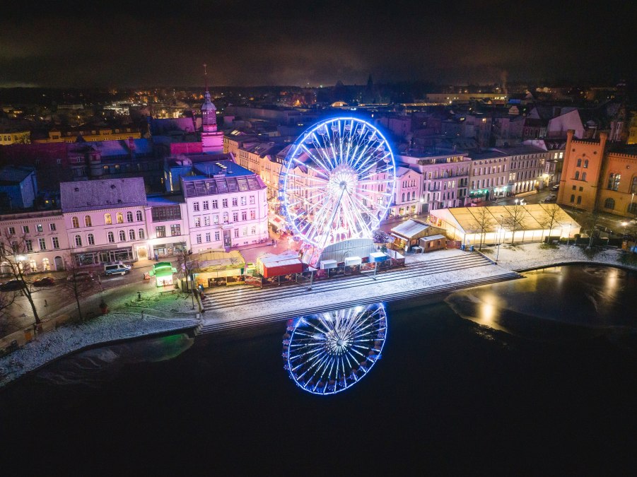 Weihnachtsmarkt Schwerin Winter Schnee Riesenrad Pfaffenteich_7 (c) TMV, Gross, © TMV/Gross Weihnachtsmarkt Schwerin Winter Schnee Riesenrad Pfaffenteich_7 (c) TMV, Gross, © TMV/Gross