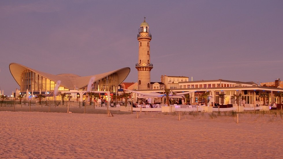 Bezienswaardigheden Warnem&uuml;nde - vuurtoren en theepot, &copy; Carsten Pescht