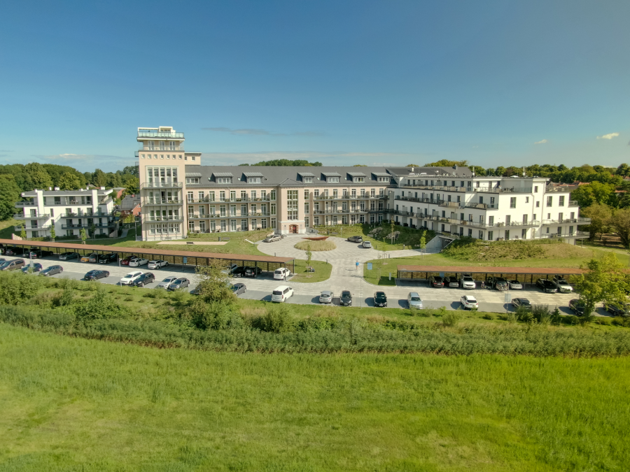 Kompleks apartamentów "Zwei Wasser" - Twój dom nad Morzem Bałtyckim w idyllicznym kurorcie bałtyckim Wustrow nad rzeką Darß., © K&K Ferienimmobilien GmbH & Co.KG