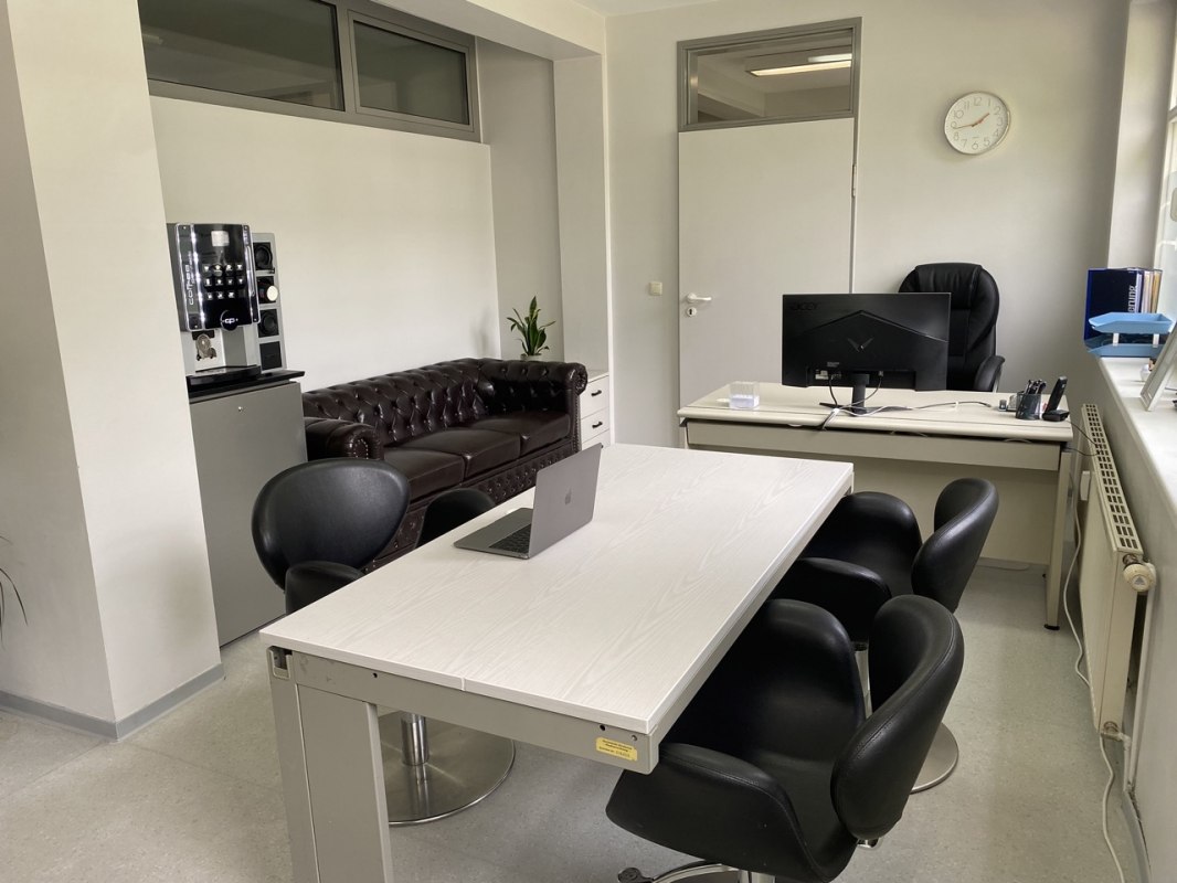 Work area with flexible workstations, comfortable couch, coffee machine and whiteboard. // &copy; SG GmbH