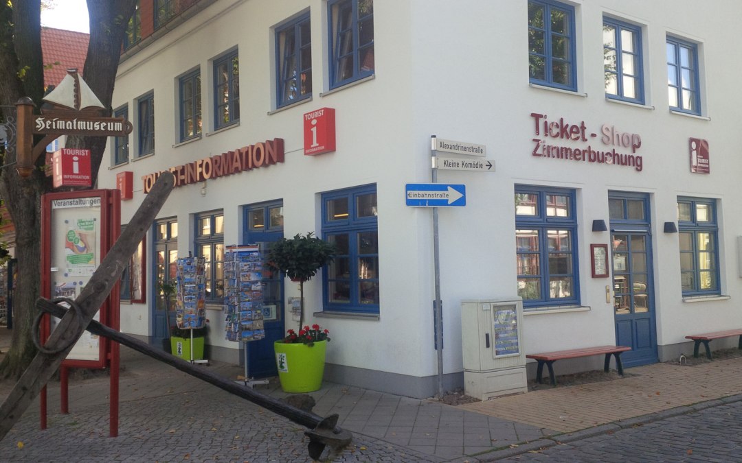 Buitenaanzicht van het Warnemünde Tourist Information Centre, © TZRW
