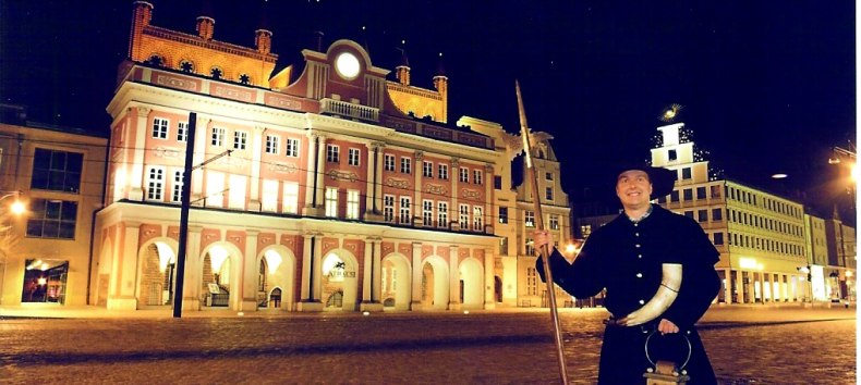 De nachtwaker van Rostock voor het stadhuis, © HTR Hansetouristik Rostock