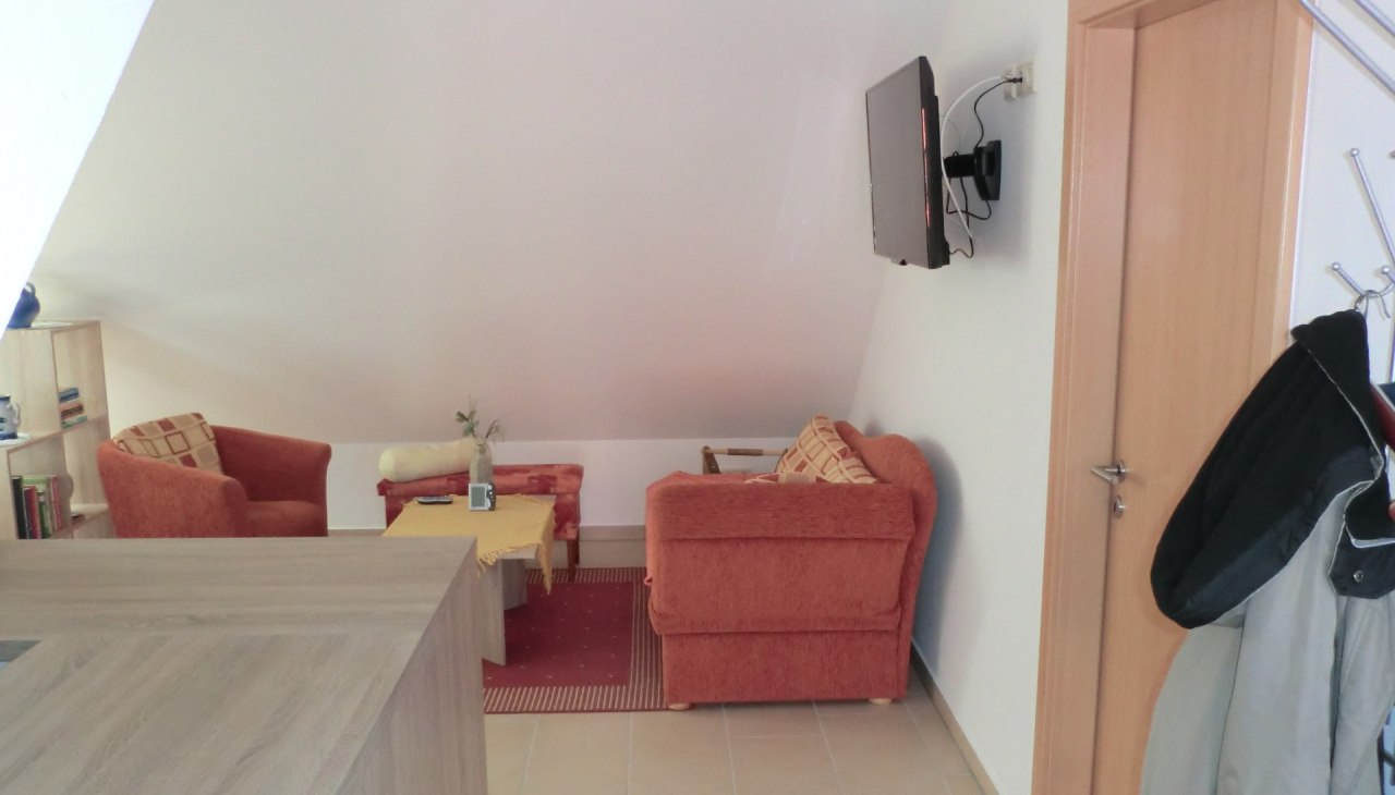 Zicht vanaf de ingang naar de woonkamer met TV, © Burkhard Müller