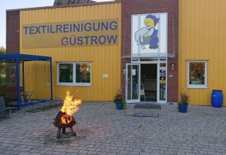 Galerie '' Kunst am alten Hafen '' // &copy; Textilreinigung G&uuml;strow