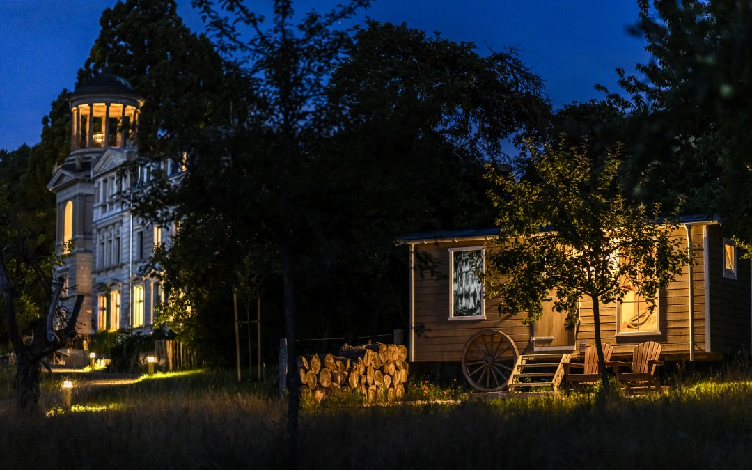 Warmte van het hart op twee wielen: de saunawagen voor gezellige, hete momenten van gelukzaligheid, © Schloss Kaarz / Stefan von Stengel