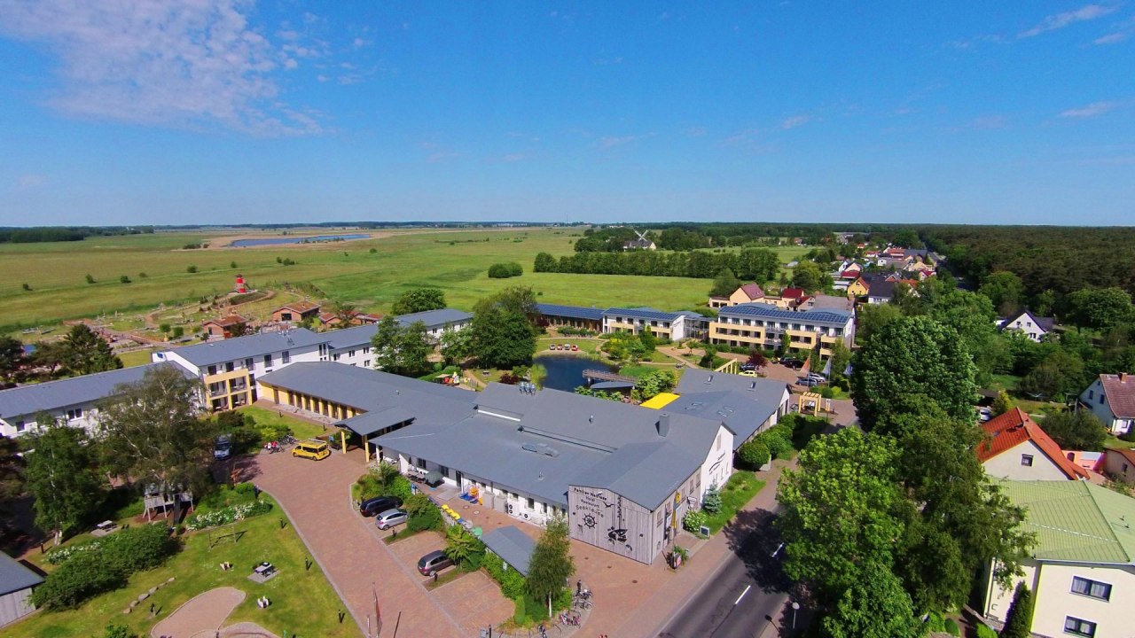 Luchtfoto van het hotelgebied // &copy; Familien Wellness Hotel Seeklause