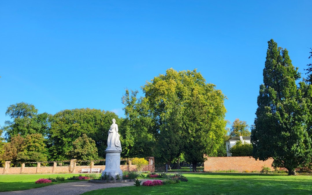 View of the Alexandrine Monument and the Green House in Schwerin Palace Gardens, © Tourismusverband Mecklenburg-Schwerin