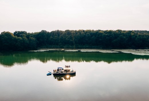 Geluk ligt in de stilte. Een woonboottocht in het Mecklenburgse merengebied is de mooiste kleine ontsnapping aan het leven van alledag., © TMV/Gänsicke