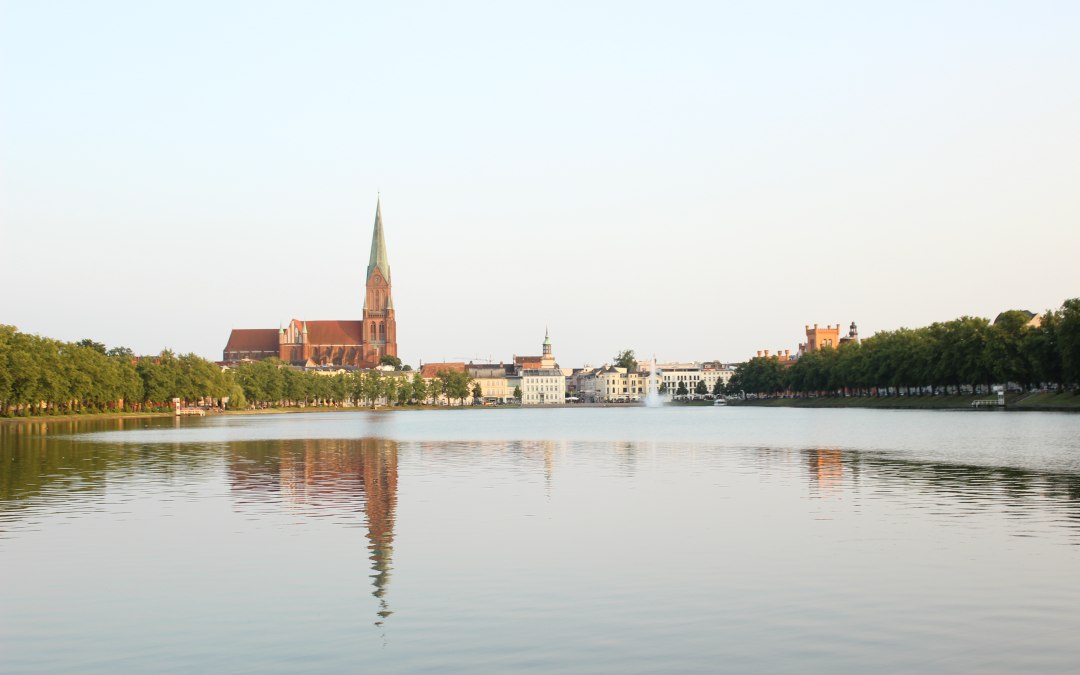 De kathedraal gezien vanaf de Pfaffenteich, © Cornelia Böttcher, Touristinformation Schwerin